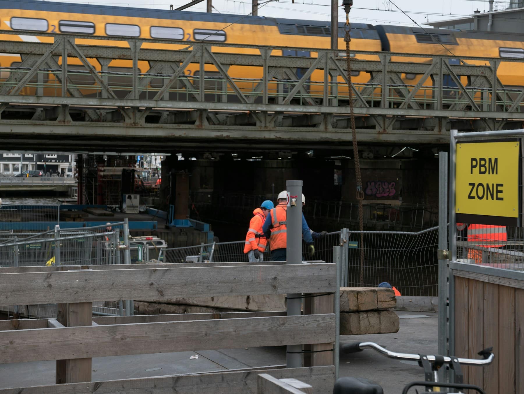 Bouwmedewerkers tijdens werkzaamheden