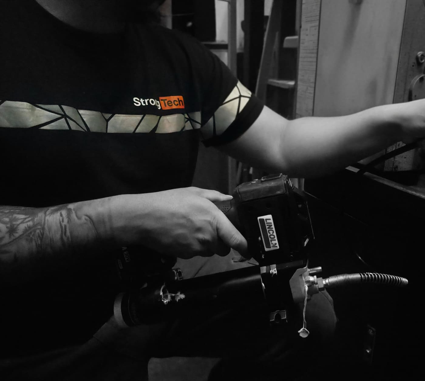 StrongTech-monteur met een vetspuit
